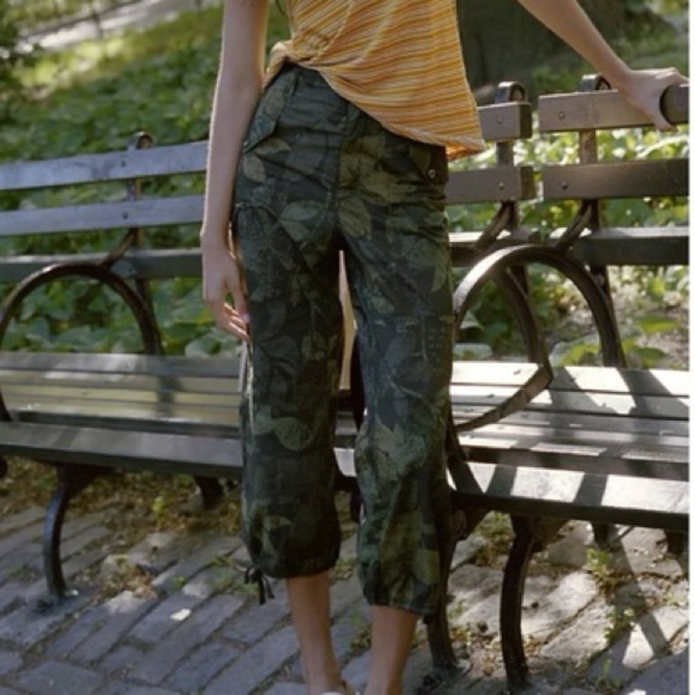 Anthropologie Ripley Utility Women's Floral Camo Print Cargo Capris